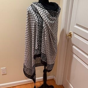 Chic Black and White Geometric Scarf